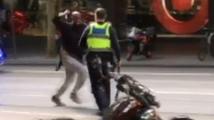 কি আছে ইসলাম ধর্মে যা তার আশ্রয়দাতার গলায় ছুরি চালাতে উদ্বুদ্ধ করে ?